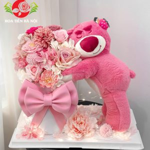 Gấu dâu ôm bó hoa nơ hồng
