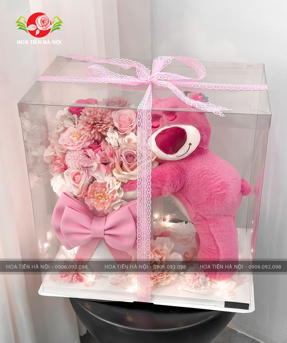 Gấu dâu ôm bó hoa nơ hồng