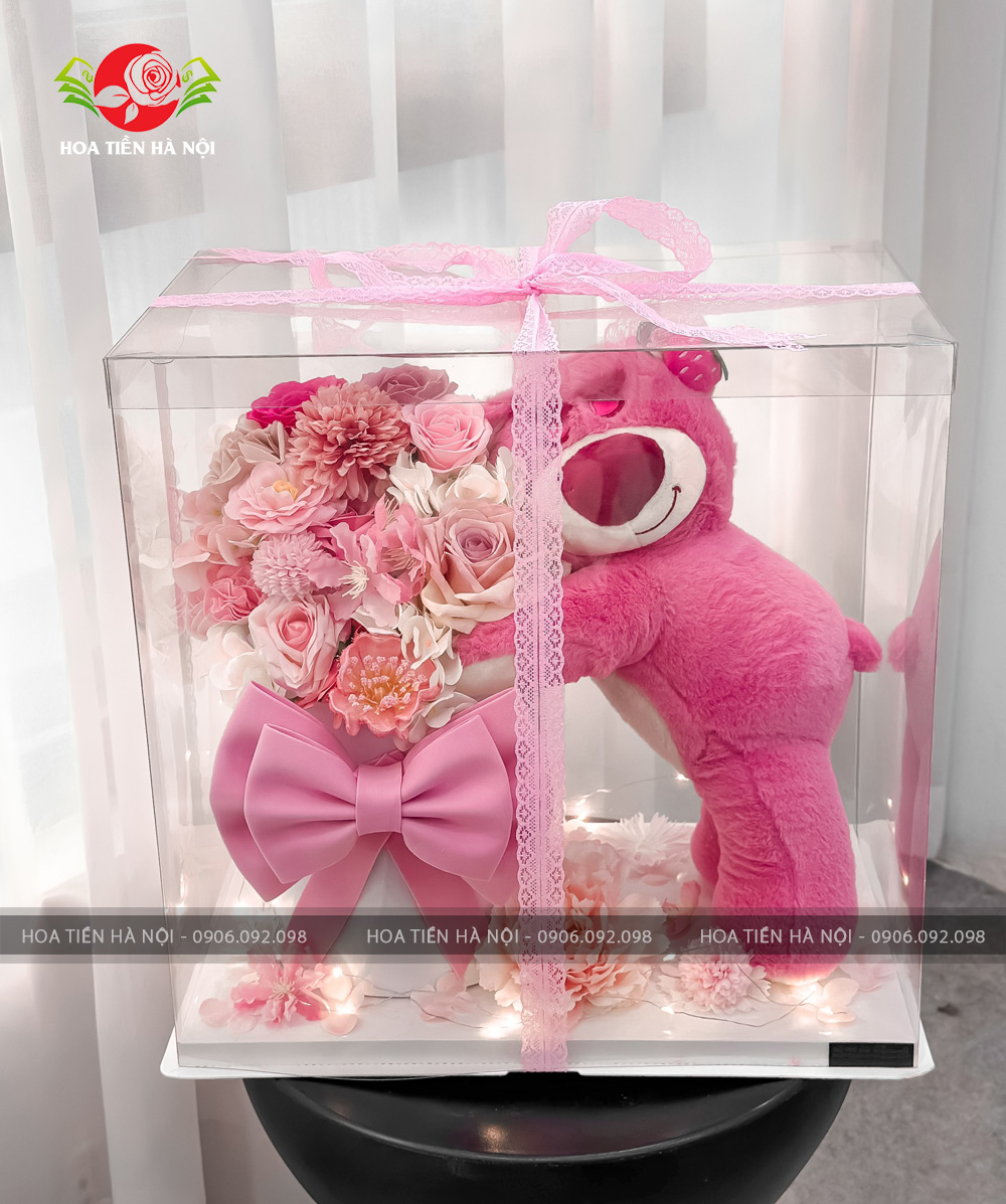 Gấu dâu ôm bó hoa nơ hồng