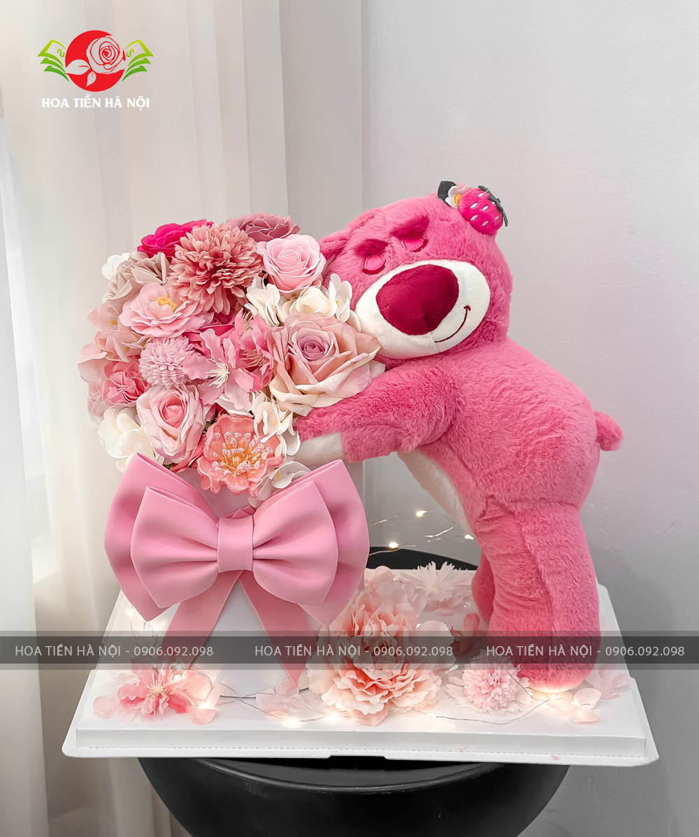 Gấu dâu ôm bó hoa nơ hồng