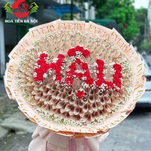 Bó hoa tiền 200k xếp chữ theo tên chủ nhân