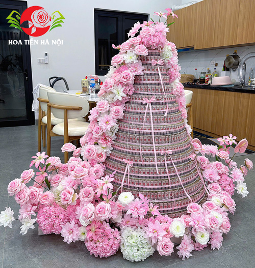 Bánh sinh nhật bằng tiền 220 triệu