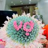 Bó hoa tiền 100 tờ 500K tạo chữ “VỢ” – mẫu hoa tiền đặc biệt dành tặng vợ, được thiết kế thủ công với 100 tờ tiền mệnh giá 500.000đ, tổng giá trị 50.000.000đ.